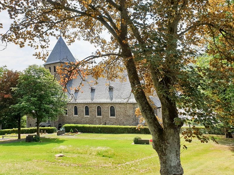 Kirche und Friedhof in Alsdorf